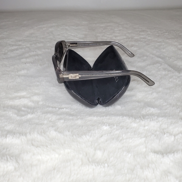 Gucci - Unisex Sunglasses - Clear Plastic Grey frame with Black Lens. - Picture 3 of 4